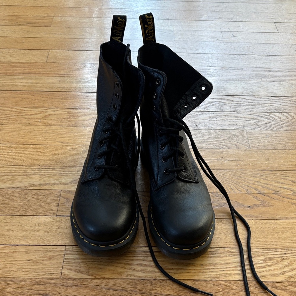 1460 pascal Dr. martens